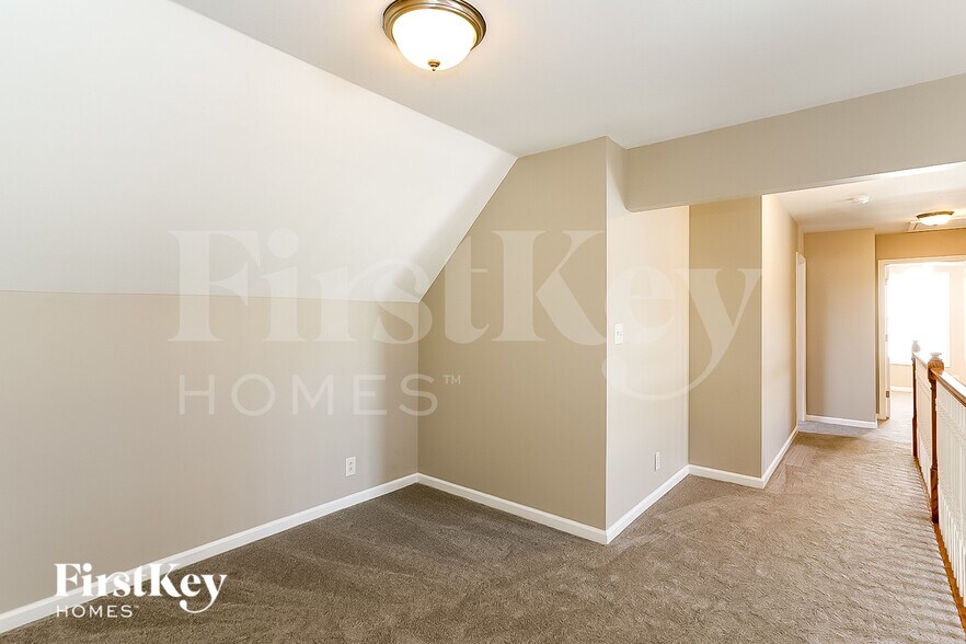 Building Photo - 3668 Aurora Dr