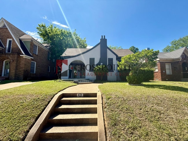 Building Photo - Tour Today! Charming 2 bedroom, 1 Bathroom!