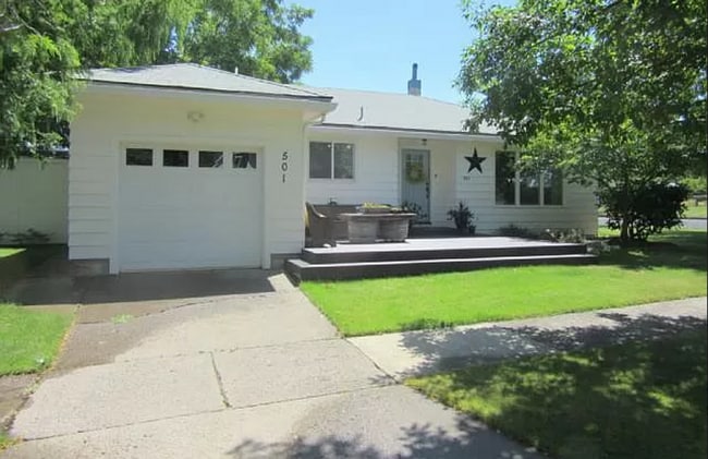 Primary Photo - Cute bungalow in south La Grande near EOU