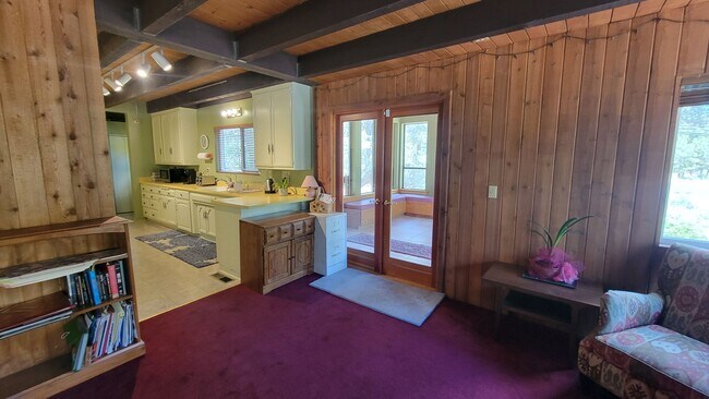 Building Photo - Spacious 6 Bedroom 5 Bathroom Within Walki...