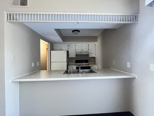 Building Photo - Lakewood Court Apartments