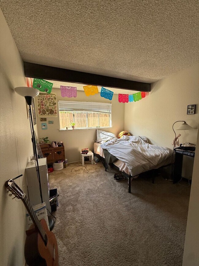 Building Photo - Charming 3-bedroom, 2-bathroom duplex in West Davis.