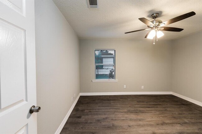 Building Photo - 2121 Holly Dr