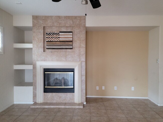 Building Photo - Single story with lots of tile in living a...