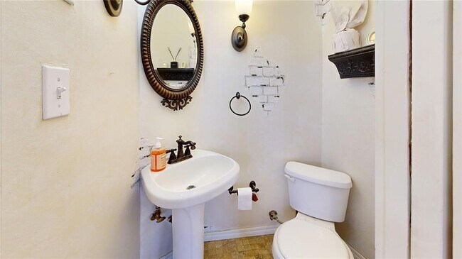 Building Photo - 609 N Ash St