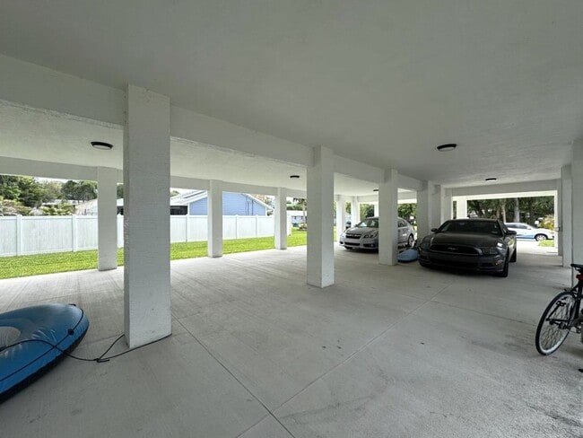 Building Photo - 4 Bedroom in Tomoka View