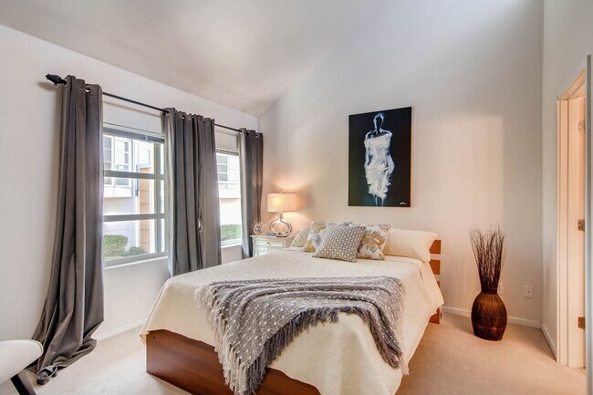 Building Photo - 2 Bedroom Loft Style Townhome Near Microsoft!