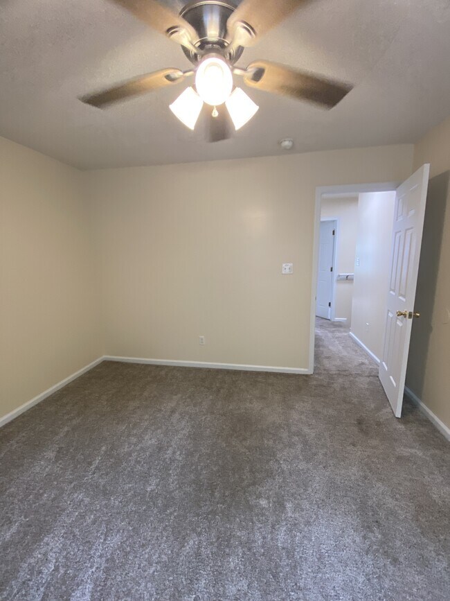 Building Photo - 350 Bracken Pl