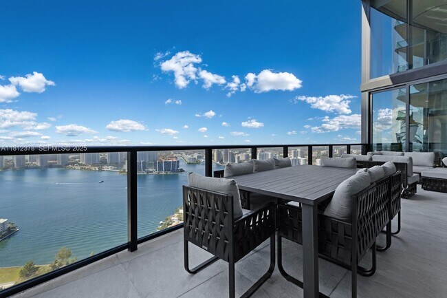 Building Photo - 18555 Collins Ave