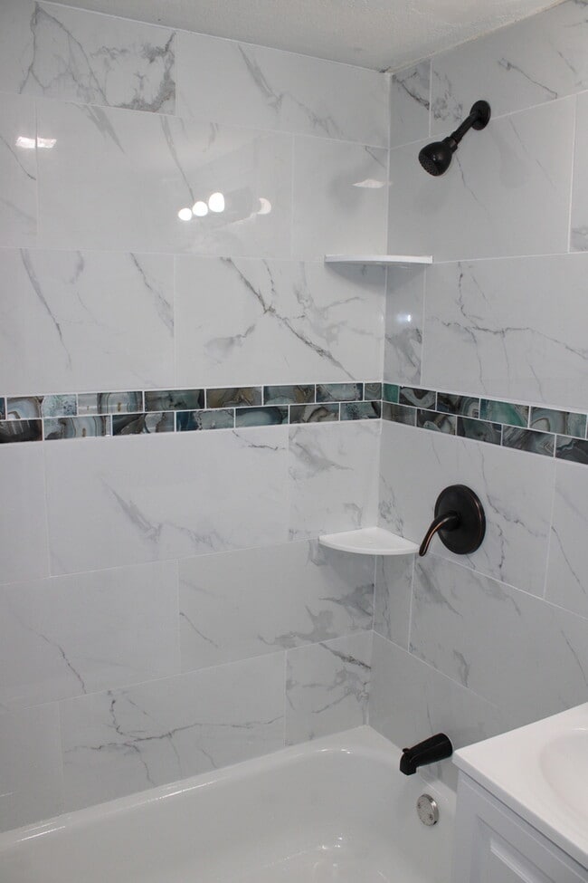 Building Photo - Spacious 4 Bedroom and 1 full bath home in Kansas City, MO.