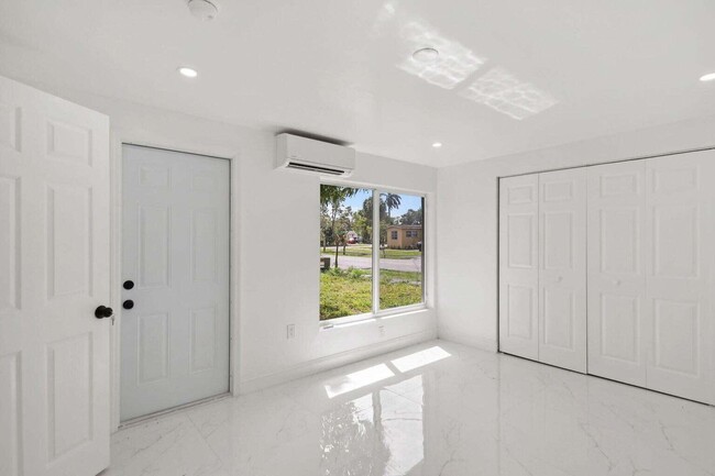 Building Photo - 1530 NW 18th Ct