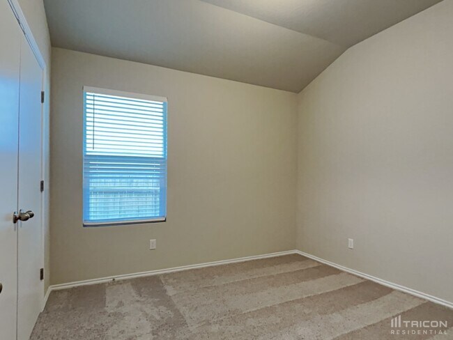 Building Photo - 5217 Saddle Clb Dr