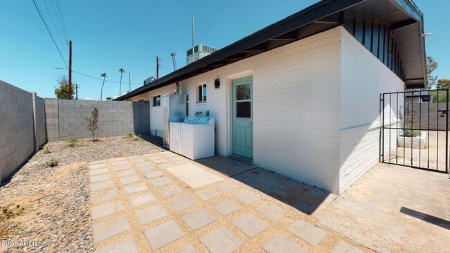 Building Photo - Remodeled 2 bedroom 1 bath!