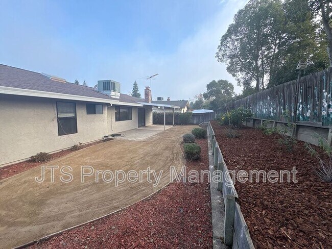 Building Photo - 5140 Linda Lou Dr