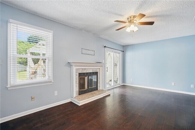 Building Photo - Stylish Townhouse in Prime VA Beach Location!