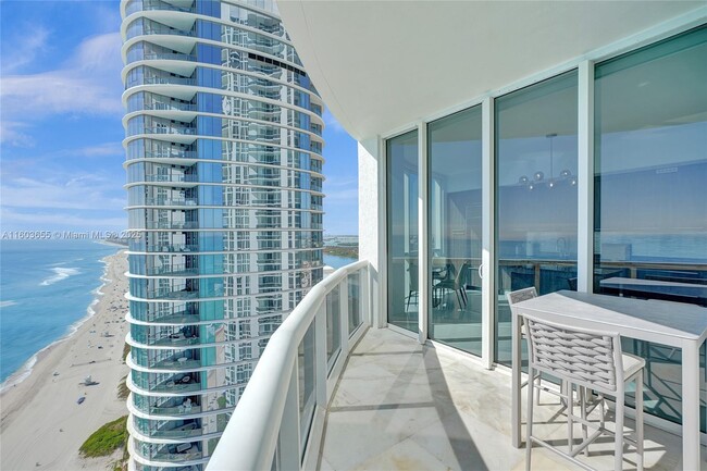 Building Photo - 15811 Collins Ave