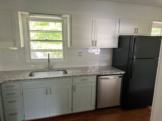 Building Photo - 1240 Longview Dr