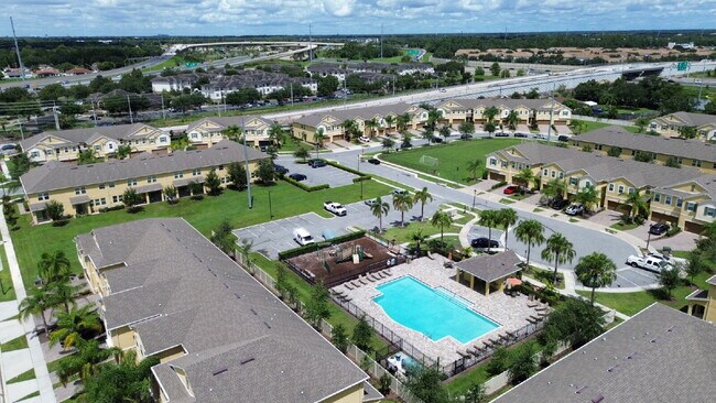 Building Photo - Available Now!  Charming 3-Bedroom Townhou...