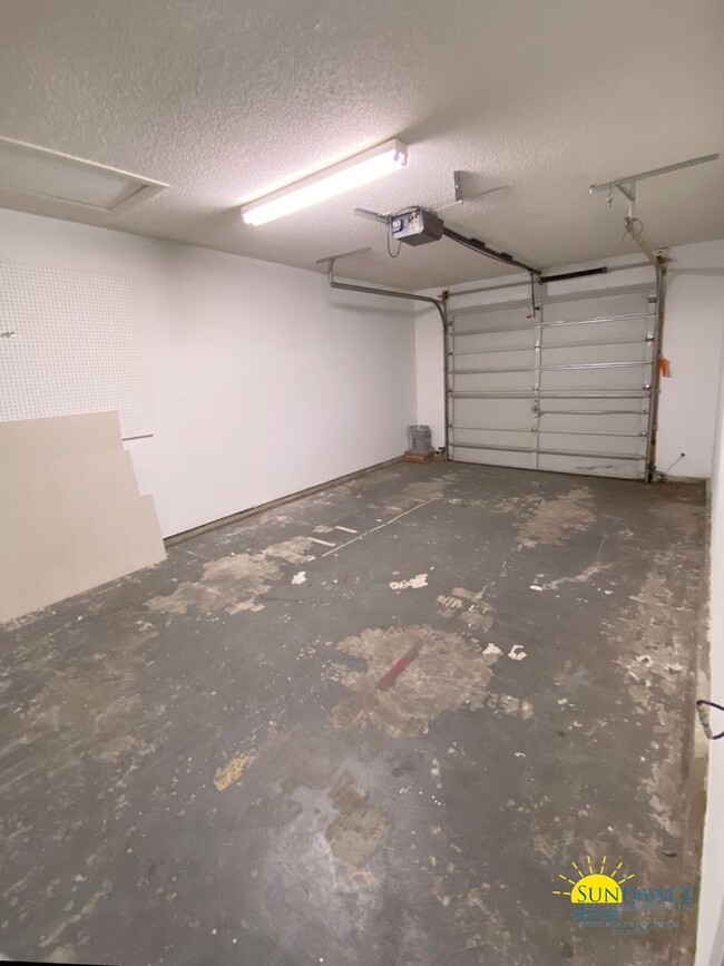 Building Photo - Great 3 Bedroom Townhouse Close to Both Ba...