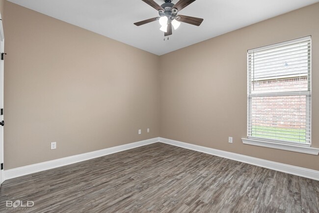 Building Photo - 3 Bedroom 2 Bath in Cypress Bend