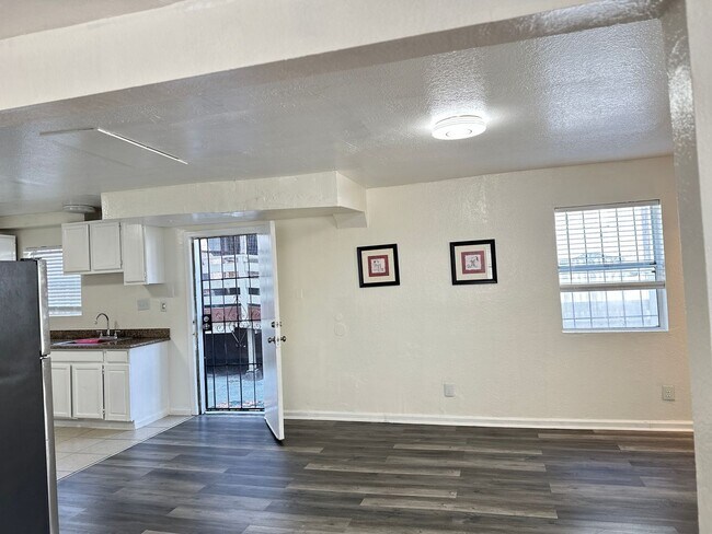 Building Photo - 1317