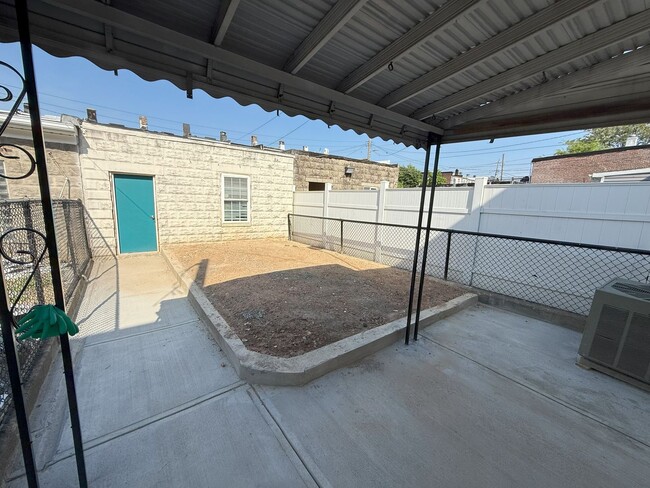 Building Photo - Fully Renovated 2BR Home w/ Fenced Yard & ...