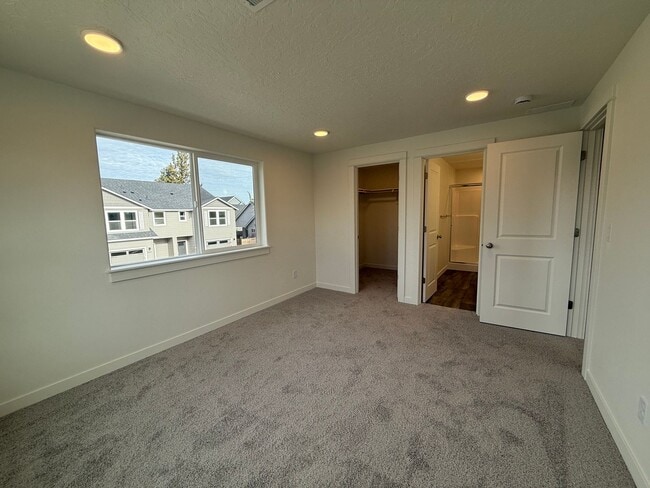 Building Photo - Brand New Stunning 3 Bed/2.5 Bath Townhouse-Old Farm District