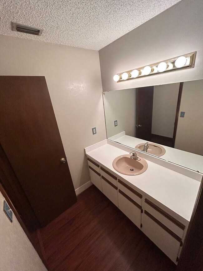 Building Photo - Spacious 3-Bedroom Home with Fenced Yard &...