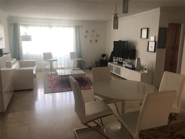 Building Photo - 9971 W Bay Harbor Dr