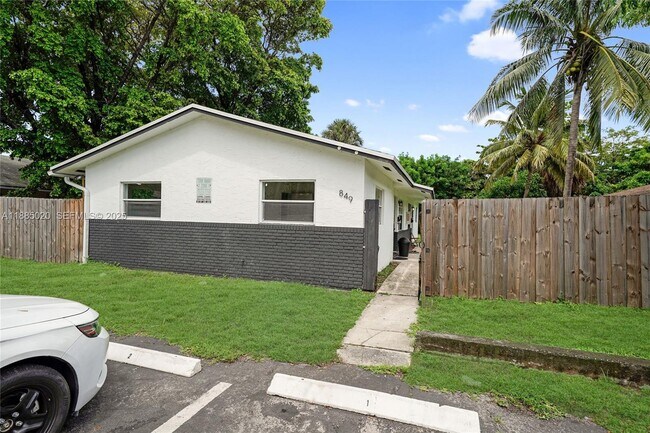 Building Photo - 849 SW 9th Ct