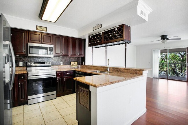 Building Photo - 13815 Fairway Island Dr