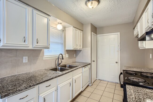 Building Photo - 5607 Circlegate Dr