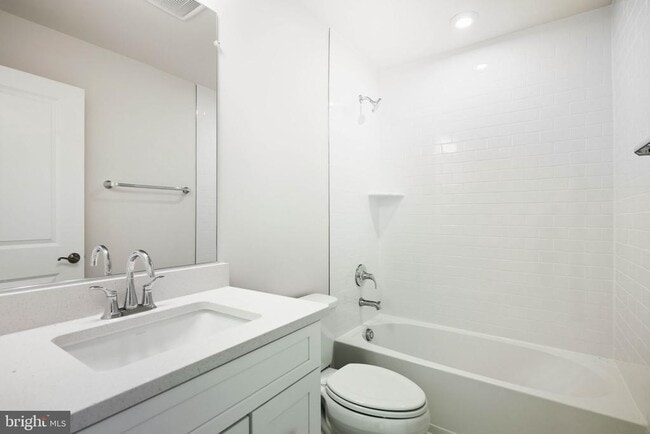 Building Photo - 1017 Venifena Terrace SE