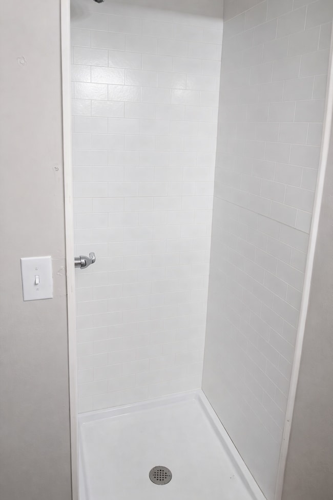 Building Photo - 2621 Village Green Ln