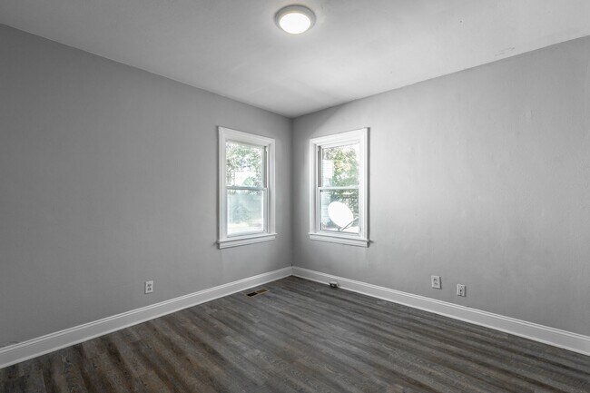 Building Photo - 5109-5111 Sunbeam Ave