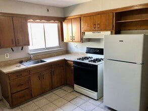 Building Photo - *** Spacious Oakland Apartment * Pet Friendly * Walk to Pitt & CMU * Close to Everything * Renova...