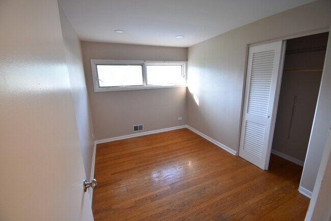 Building Photo - 907 S Elmhurst Rd