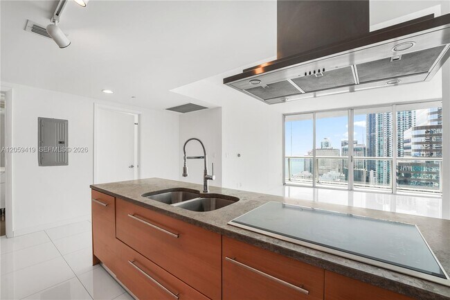 Building Photo - 495 Brickell Ave