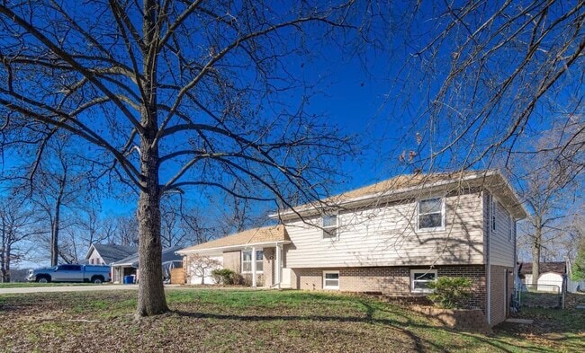 Building Photo - 404 Elm Tree Dr