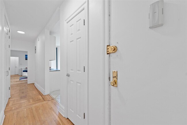 Building Photo - 811 Walton Ave
