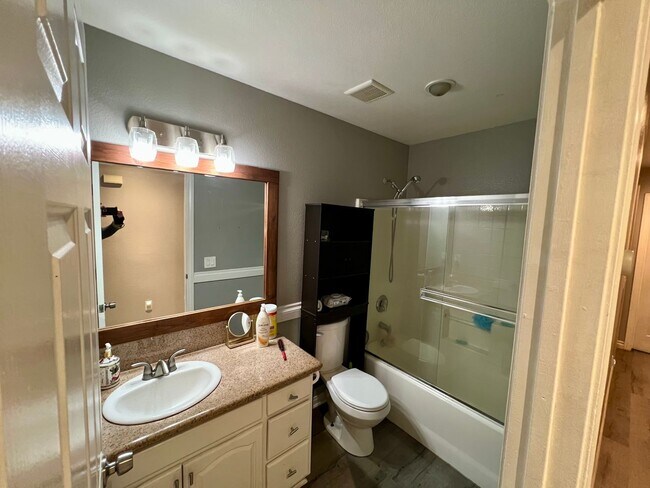 Building Photo - Spacious Single-Story 4 Bedroom Home with Lovely Backyard