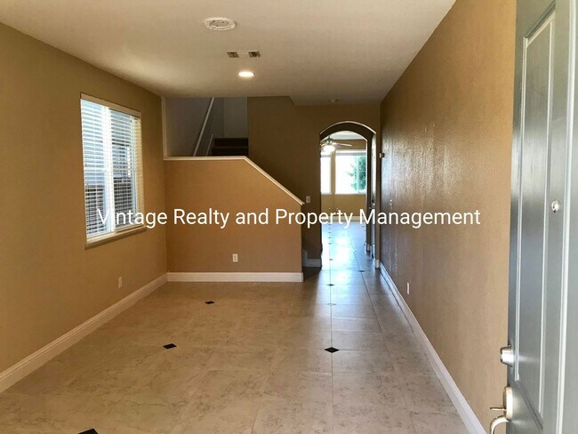 Building Photo - 244 Lazy Ridge Ave
