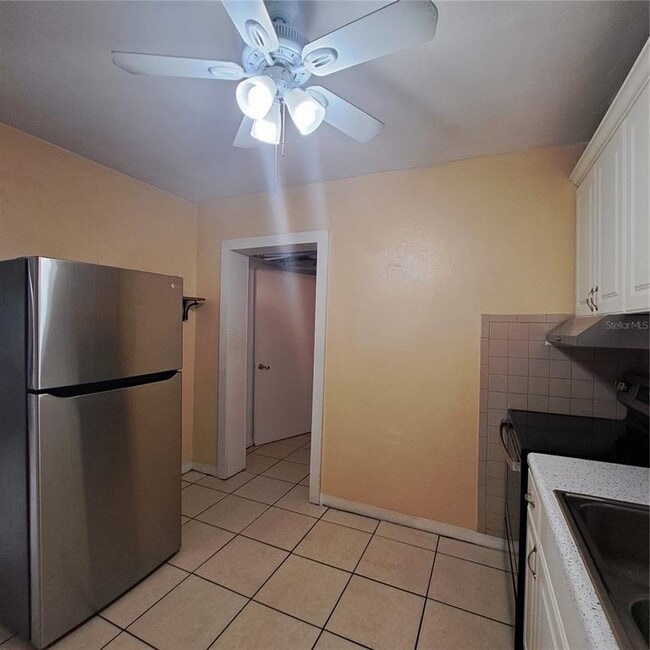 Building Photo - 627 61st Ave S