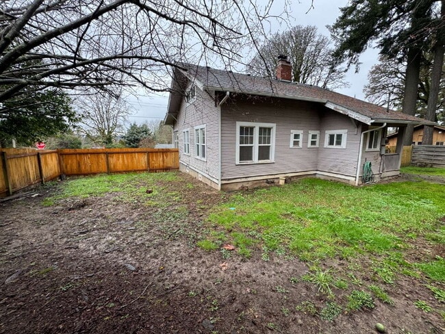 Building Photo - 3 Bedroom Home in SW Portland *Rent Special Read below*
