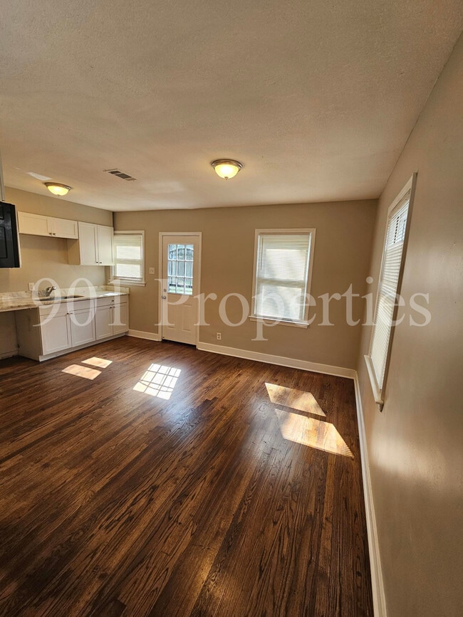 Building Photo - 135 Plainview St