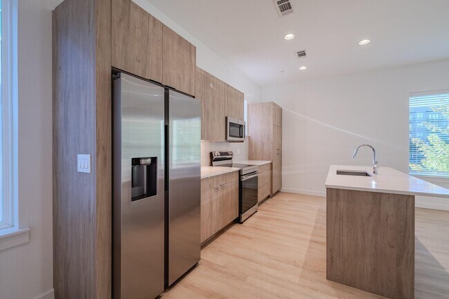 Building Photo - Stunning Modern Townhomes Newer Construction :: Henderson & Greenville Ave area