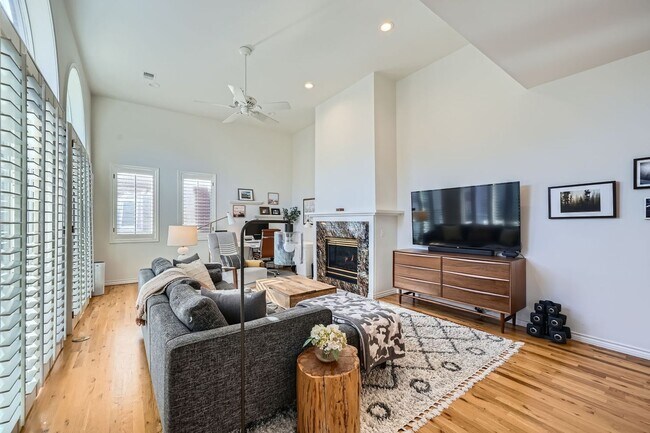 Building Photo - Gorgeous Cherry Creek Townhome - 2 bed 2 bath with 1 car garage