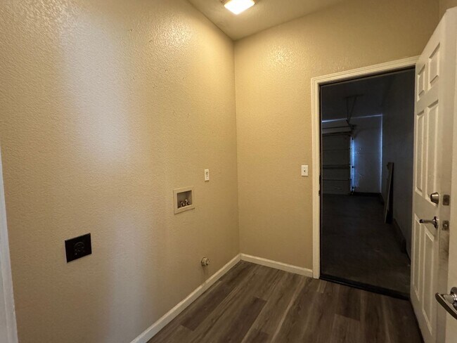 Building Photo - Four Bed, Two Bath Home Close to Hwy 99 an...