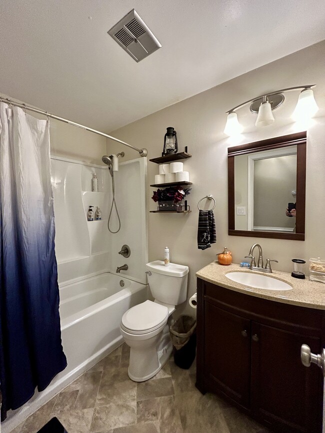 Building Photo - 3565 Dandelion Cres