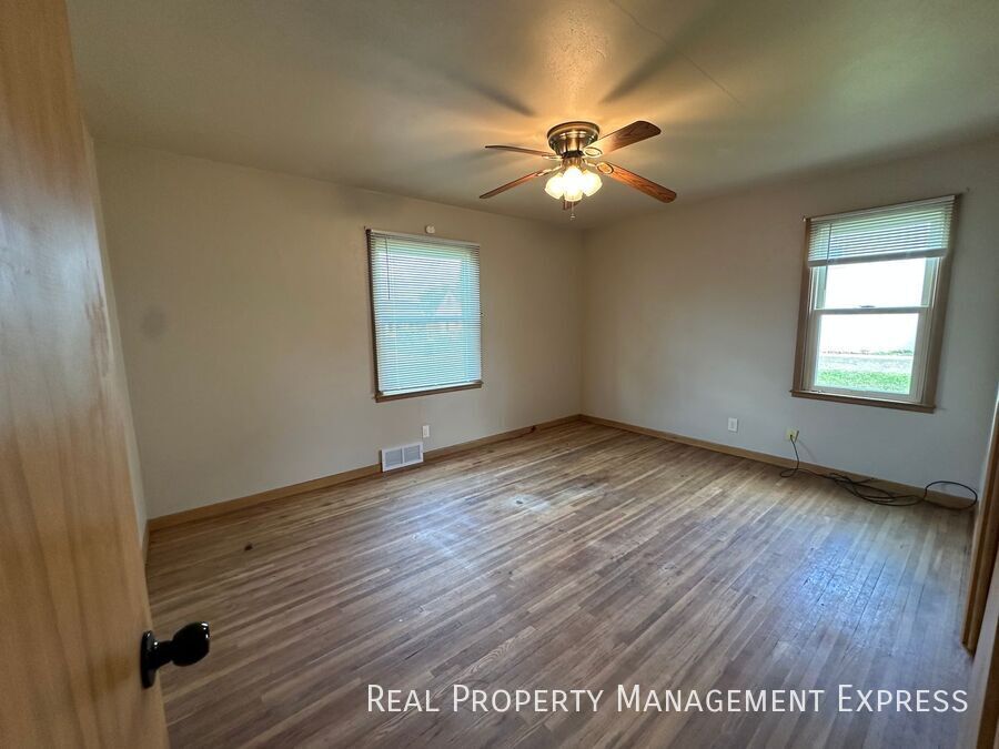 Building Photo - Cozy 4 Bedroom 3 Bathroom Home